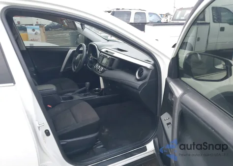 2017 Toyota Rav4 Le z USA, uszkodzony, nr VIN JTMBFREV9HJ137427